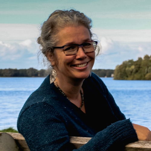 Susan Hooiveld-Volkers Susan Hooiveld-Volkers - gecertificeerd nobco coach, gespecialiseerd in mindfulness gebaseerde cognitieve therapie, paardencoaching, wandelcoaching en creatieve therapie (fotografie). Helpt bij stress, piekeren, bewustwording en levensvragen.